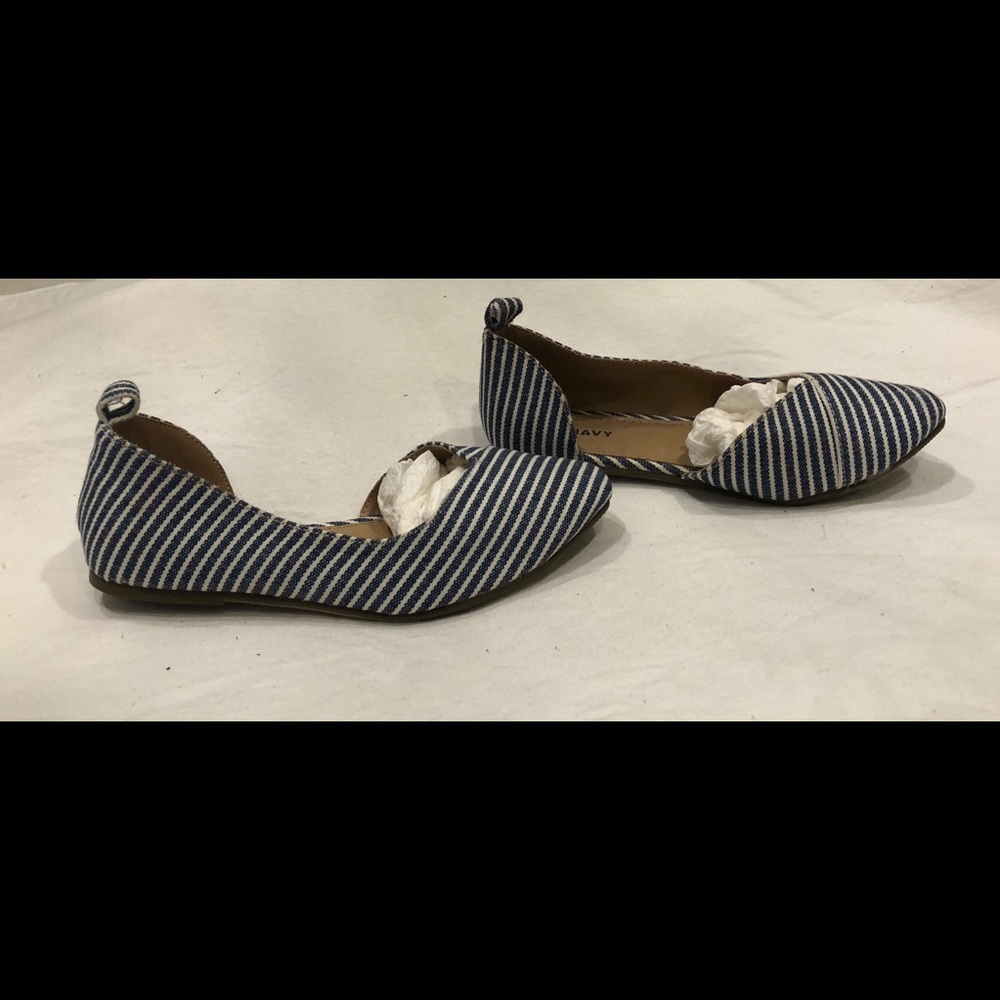 Blue and white striped ballet flat